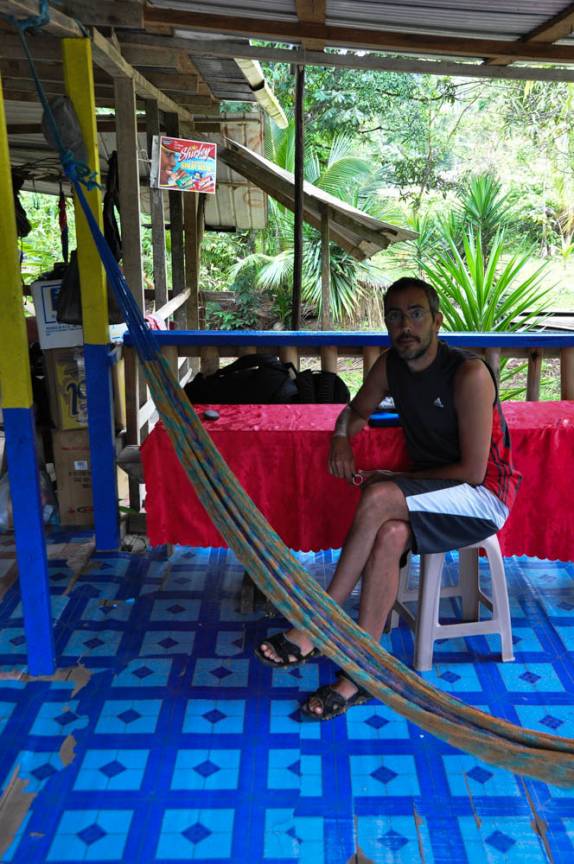 Descansando na varanda da casa que ficamos em Blue Creek, vilarejo maya no sul de Belize